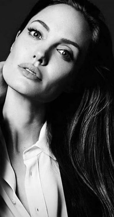 Poses Headshot, Angelina Jolie Photoshoot, John Voight, Business Portrait Photography, Angelina Jolie Photos, Headshots Women, Headshot Poses, Elle Us, Business Portrait