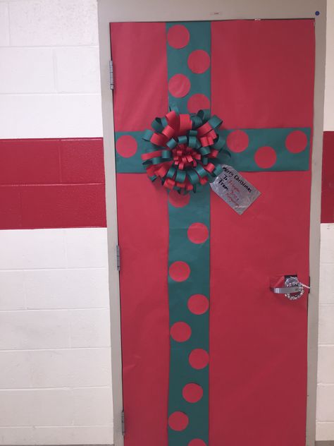 Christmas Door Decoration ideas Gift Wrapped Door, Christmas Door Decoration Ideas, Door Decoration Ideas, Diy Christmas Door, Christmas Door Decoration, Party Deco, 2024 Christmas, School Programs, Christmas Door Decorations