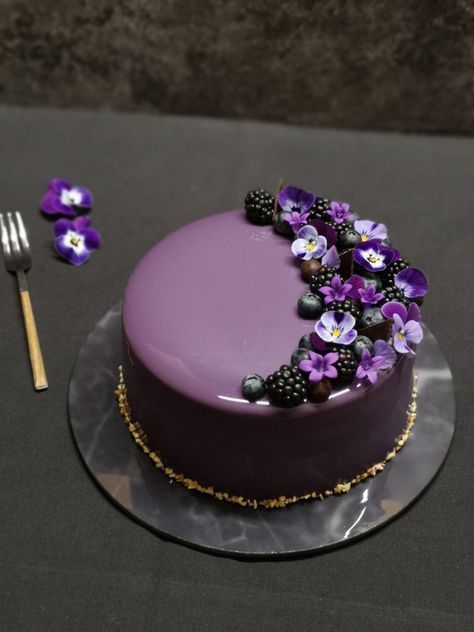 Brombeer | Haselnuss | Torte – AnnThereseSophie Blackberry Cake Decoration, Golden Birthday Cakes, Fruit Birthday Cake, Cake Purple, Twin Birthday Cakes, Baked Food, Simple Cakes, Blackberry Cake, There's No Tomorrow