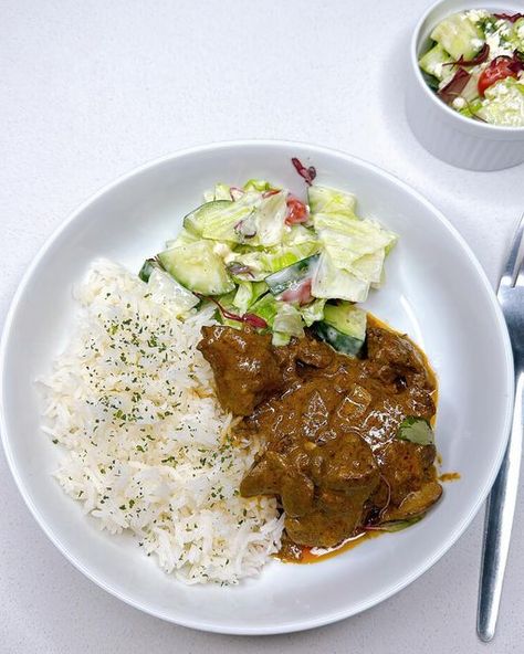 Cooking with Rutendo on Instagram: "Lunch is ready Creamy chicken livers served with basmati rice and a salad Comment down below what you had for lunch and also let me know if I should drop the detailed reel with the recipe 😋 #lunch #sundaylunch #sevencoloursundays #comfortfood #easyrecipes #chicken #chickenliver #explore #easymeals #salad" Liver Dishes, Chicken Liver Dinner Ideas, Chicken Liver Curry Recipe, Chicken Liver, Easy Chicken Liver Recipes, Dirty Rice With Chicken Livers, Sautéed Chicken Livers, Chicken Liver Recipes, Basmati Rice Recipes