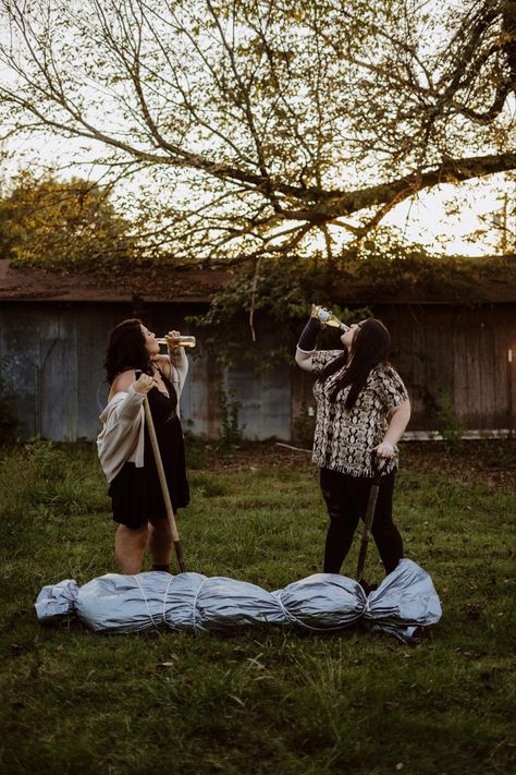 Friend Horror Photoshoot, Halloween Family Portrait Ideas, Bff Horror Photo Shoot, Ghost Friend Pictures, Spooky Halloween Family Photoshoot, Best Friend Cemetary Photoshoot, Friends Fall Pictures, Spooky Sister Photoshoot, Cute Halloween Pictures Friends