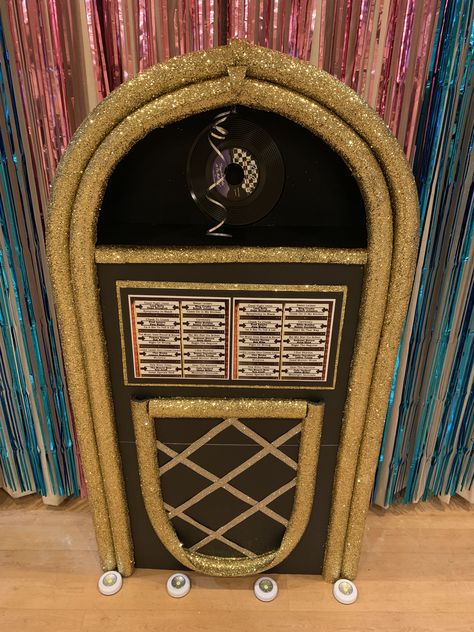 DIY Jukebox 50s Float Ideas, Diy 1950s Decorations, Cardboard Jukebox Diy, Juke Box Diy, Diy Jukebox Prop, Jukebox Costume, Sock Hop Decorations Diy, Jukebox Decoration, 50s Theme