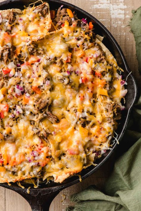 Shredded Beef Nachos, Cast Iron Chicken Recipes, Skillet Nachos, Chicken Appetizer Recipes, Beef Nachos, Quick Easy Dinners, Can Chicken Recipes, Chicken Burgers Recipe, Bbq Recipe