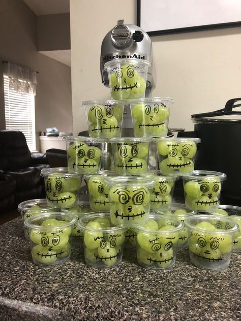 Halloween Grapes Treats, Frankenstein Grape Cups, Frankenstein Cups, Halloween Grapes, Frankenstein Treats, Halloween Treat Bag Ideas, Comidas Halloween, Frankenstein Party, Parents With Baby