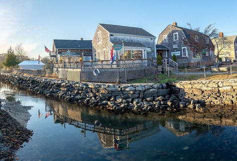 The Best Small Towns in Rhode Island To Chill Out - WorldAtlas Rhode Island Small Towns, Jamestown Rhode Island, Cute Town, Rhode Island Beaches, Watch Hill Rhode Island, Rhode Island History, Unique Buildings, Urban Life, Cultural Heritage