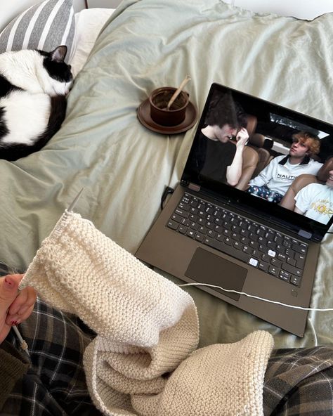 Fall knitting cat sturniolo triplets caffee Chris Sturniolo Aesthetic Vibe, The Sturniolo Triplets Aesthetic, Nick Sturniolo Aesthetic Vibe, Watching Sturniolo Triplets, Aesthetic Sturniolo Triplets, Chris Sturniolo Aesthetic, Sturniolo Triplets Aesthetic, Triplets Aesthetic, Sturniolo Aesthetic