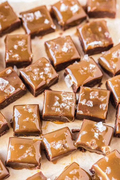 Salted Caramel Chocolate Fudge, Holiday Fudge Recipes, Easy Microwave Fudge, Chocolate Fudge Topping, Chocolate Fudge Recipe, Microwave Fudge, Fudge Recipes Chocolate, Salted Caramel Fudge, The Cookie Rookie