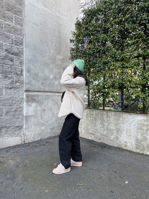 Green beanie white coat black pants outfit idea pink jordan 4 sneakers #outfitidea #jordan4 #blackpantsoutfit Jordan 4 Military Black Outfit, Jordan 4 Shimmer, Aritzia Style, Vsco Outfit, Black Pants Outfit, Green Beanie, Pink Jordans, Beanie Outfit, Sherpa Coat