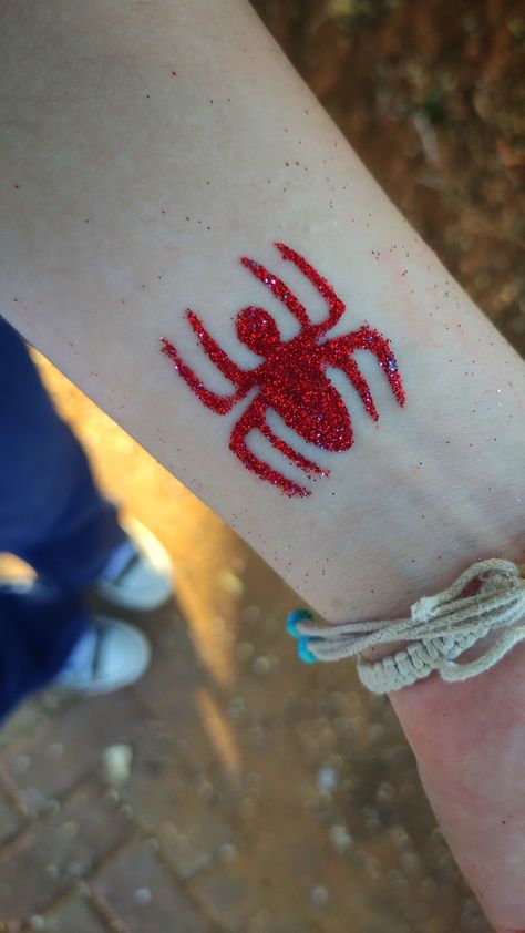 Spiderman, tattoo, all-stars Simple Spiderman Face Paint, Spider Man Face Paint Easy, Spiderman Face Paint, Spider Man Face Paint, Festival Face Paint, Spiderman Tattoo, Tan Tattoo, Spiderman Face, Leg Painting