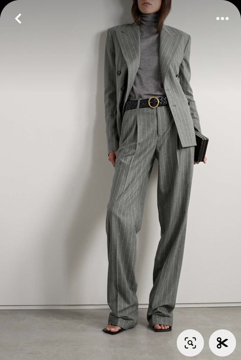 Pinstripe Suit Women Street Styles, Gray Set Outfit, Grey Fashion Outfits, Women Grey Suit, Office Clothes Women Business Chic, Straight Pants Outfit, Pinstripe Suit Women, Formal Work Outfit, Pinstripe Pants Outfit