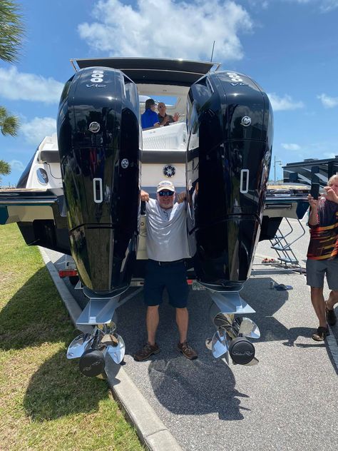 This puts it in prospective! A pair of 600hp V12 Mercury Outboards on the back of a 40’ SeaRay. Deck Boat, Below Deck, Super Yachts, Open Water, Jet Ski, Boating, Custom Build, The Back, Fresh Water