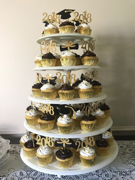 Graduation Cupcakes 2023, Graduation Cupcake Ideas, High School Graduation Cupcakes, Graduation Party Planner, Diy Graduation Party Ideas, Diy Graduation Party, Graduation Party Cupcakes, Graduation Party Pictures, Graduation Party Desserts