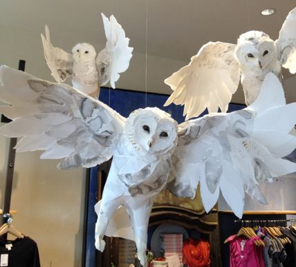 Hedwig and friends flapping amok at Hogwarts Paper Mache Ideas, Harry Potter Weihnachten, Harry Potter Christmas Decorations, Cumpleaños Harry Potter, Paper Mache Projects, Hantverk Diy, Making Paper Mache, Paper Mache Animals, Owl Sculpture