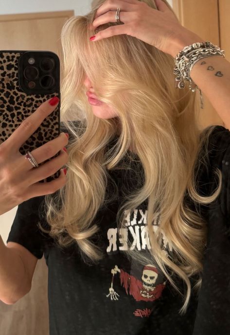 Blonde Girl Faceless, Blonde Aesthetic, Blonde Hair Inspiration, Dream Hair, Rumi, Blonde Girl, Cut And Color, Maquillaje De Ojos, Hair Goals