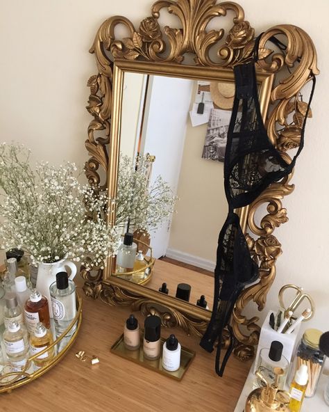 new interiors: the antique mirror Chaotic Aesthetic, Vintage Makeup Vanities, Casa Retro, Wall Pics, Spiegel Design, Mirror Antique, Apartment Goals, Rock Chick, Inspo Pics