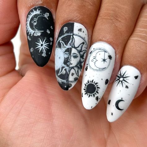 Astronomy Nail Art, Fantasy Nail Art Designs, Astral Nails, Solar Eclipse Nails, Leo Nail Art, Black Celestial Nails, Astronomy Nails, Wiccan Nails, Moon Phase Nails