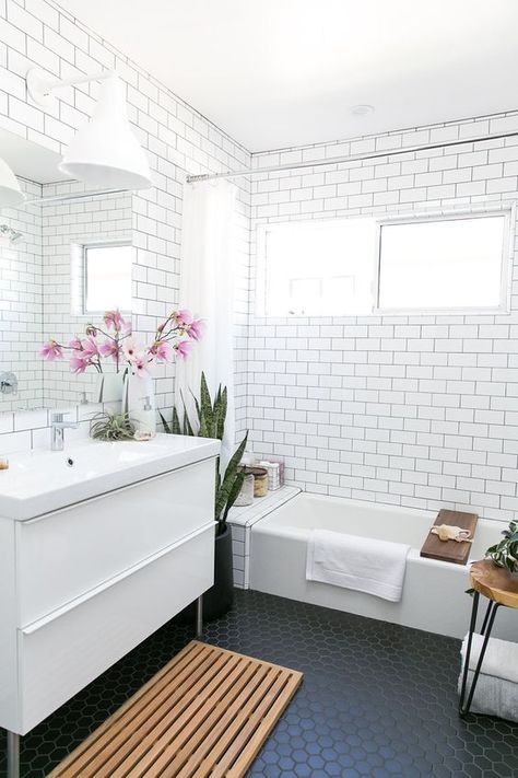 mid century modern bathroom with white subway tiles on the walls and black hexagon ones on the floor Makeover Kamar Mandi, Relaxing Bathroom, Bilik Air, Subway Tiles Bathroom, Mid Century Modern Bathroom, White Bathroom Designs, White Subway Tiles, 아파트 인테리어, Modern Baths