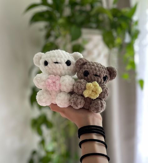 🧸 PATTERN RELEASE 🌸 My flower bear crochet pattern is now available on etsy and is 15% off for the next 48 hours! it’s a beginner/advanced beginner friendly pattern!! Also HUGE thank you to my testers!! this pattern wouldn’t be possible without them! Definitely go check out all their pages🩷🩷 shares and comments are much appreciated💗 #crochet #plushies #patternrelease #patternreleaseday #patternsale #crochetbear #plush #handmade #flower #plushiesoftheweek #yarn #crpchetlove #crocheting p... Crochet Plushies Flower, Crochet Plant Plushies, Crochet Brown Plushie, Crochet Teddy Bear Bulky Yarn, Fluffy Bee Crochet, Crochet Bear, My Flower, Crochet Patterns, Yarn