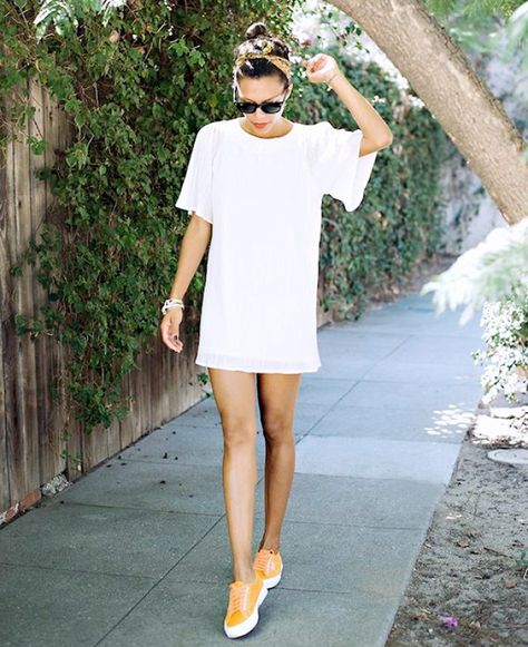 25 Signs You're A Total Fashion Addict via @WhoWhatWear Dress White Sneakers Outfit, Witte Sneakers Outfit, Dress White Sneakers, Casual Chique Stijl, White Sneakers Outfit, White Shift Dresses, Divorce Quotes, Outfit Formulas, Outfit Jeans