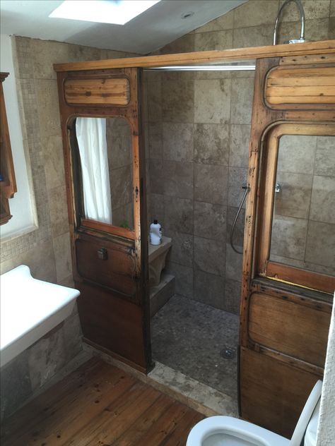 Vintage Shower Stall, Wood Shower Door Ideas, Barn Style Bathroom Ideas, Wood Shower Door, Bathroom Stall Ideas, Unique Shower Ideas, Rustic Shower Doors, Rustic Shower Ideas, Shower Door Ideas