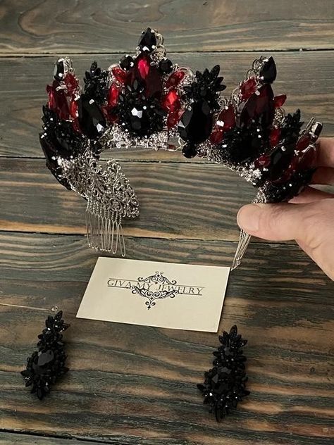 Red Quinceanera Theme, Quince Crown, Dark Romantic Wedding, Gothic Wedding Theme, Vampire Wedding, Black Quinceanera Dresses, Black Red Wedding, Crystals Red, Dark Wedding Theme