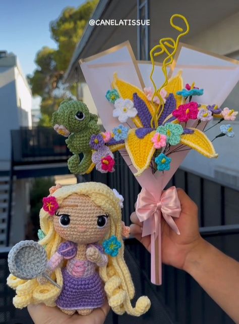 Colorful Aquarium, Tangled Flower, Disney Crochet Patterns, Miniature Crochet, Crochet Disney, Crochet Bouquet, Crochet Shop, Graduation Cap Decoration, Cap Decorations