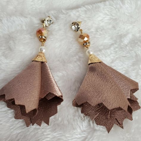 Brown/Cream Satin Earrings. Fashion Jewelry. New. Satin Earrings, Vintage Clip Earrings, Vintage Chanel Handbags, Brown Satin, Spike Earrings, Pink Feathers, Vintage Pearls, Earrings Color, Vintage Logo