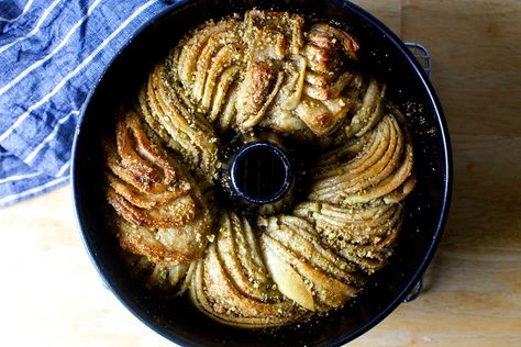 Baklava Babka, Party Desert, Country Desserts, Veggie Tart, Babka Bread, Yeast Bread Rolls, Tube Pan, Babka Recipe, Jewish Foods