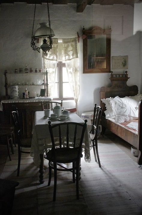 intérieur ancien, Hongrie, pièce commune Casa Country, Kitchen And Dining Room, Cottage Interiors, Vintage Room, Through The Window, Small Space Living, Little House, Cottage Decor, Country Cottage