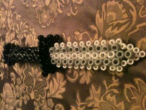 knife 1 by Illrichflips - Kandi Photos on Kandi Patterns Kandi Pumpkin Tutorial, Kandi Knife Tutorial, Dhmis Kandi, Halloween Kandi, Kandi Projects, Grunge Jewellery, Kandi Beads, Pony Bead Projects, Kandi Inspo