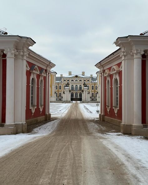 𝗥𝘂𝗻𝗱𝗮𝗹𝗲 𝗣𝗮𝗹𝗮𝗰𝗲 𝗮𝗻𝗱 𝗠𝘂𝘀𝗲𝘂𝗺, 𝗟𝗮𝘁𝘃𝗶𝗮 🇱🇻 Unlock the secrets of Latvia’s majestic past at Rundāle Palace! Step into a world of opulence and intrigue, where every corner tells a story. Discover why this architectural masterpiece is a must-see for history buffs and wanderlust seekers alike. 🏰 When we visited it was during winter 🥶 goodness me it was freezing! One can only imagine what this palace must be like during spring and summer season. I bet it is glorious! Brief history behind the palac... Rundale Palace, Imperial Russia, Latvia, Summer Season, Palace, The Secret, Travel Photography, Russia, History