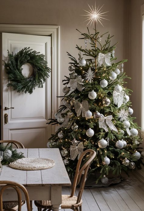 Modern Christmas Tree Ideas, Classy Christmas Tree, Modern Christmas Decor Ideas, Classy Christmas Decor, Best Christmas Tree, Realistic Christmas Trees, Christmas Tree Inspo, Pretty Christmas Trees, Tree Inspiration