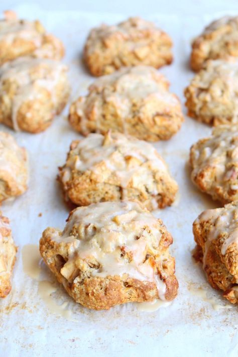 Maple Pecan Apple Scones - The Sweet and Simple Kitchen Scones Cranberry, Bacon Cheddar Scones, Sour Cream Scones, Cheddar Scones, Breakfast Scones, Apple Scones, Drop Scones, Cinnamon Scones, Apple Maple