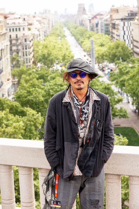 Johnny Depp Style Clothes, Johnny Depp Style, Bohemian Style Men, Young Johnny Depp, Johnny Depp Pictures, Johnny D, Hollywood Life, Eclectic Style, International Film Festival