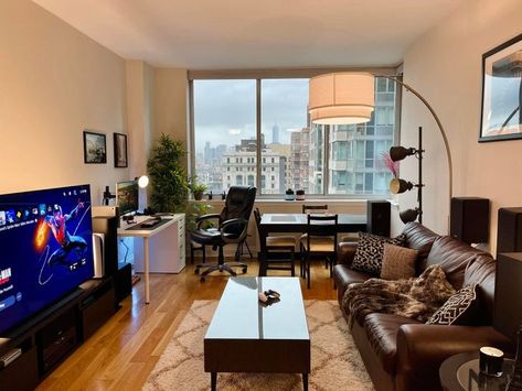 20 Men That Decorated Their Homes Better Than Any Designers Could Tv Against Window Living Rooms, Gaming Apartment, Male Living Space, Living Room Setup, Apartment Layout, Sports Room, Bmw E30, Home Office Setup, Decor Home Living Room