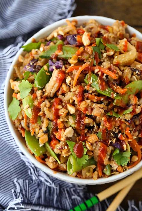 Peanut Chicken Fried Rice - Mantitlement Peanut Sauce Chicken, Rice Side Dish Recipes, Chicken Bowl Recipe, Peanut Sauce Recipe, Ground Chicken Recipes, Cabbage And Bacon, Peanut Chicken, Rice Side Dishes, Chicken Fried Rice