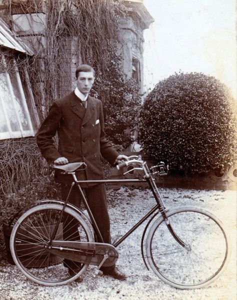 Vintage Photos of Men and Bicycles from the Early 20th Century 1890s Mens Fashion, Classic Gentleman, Mtb Riding, 1920s Men, 1890s Fashion, Corrie Ten Boom, Old Bicycle, Vintage Cycles, Cycle Chic