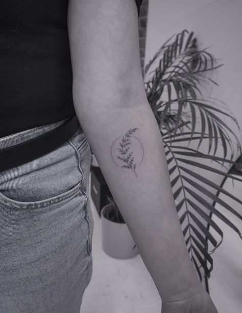 pinterest: hezzprice Fern Tattoo Simple, Nz Fern Tattoo, New Zealand Fern Tattoo, Plant Tattoos For Women, Nz Tattoo, Kpop Tattoos, New Zealand Tattoo, Fern Tattoo, Kunst Tattoos