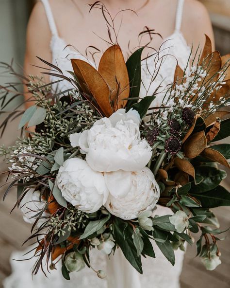 These pouffy Peonies are just my favorite thing. Also the backs of magnolia leaves? Perfecto! Ah I could use this bouquet in my kitchen… Magnolia Leaves Wedding, Magnolia Bouquet, Wedding Feast, Bouquet Images, Magnolia Wedding, Secret Wedding, Peony Bouquet, Magnolia Leaves, Fall Weddings