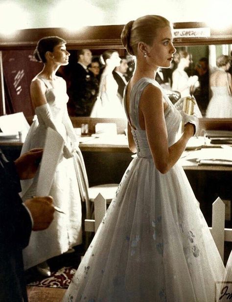 Audrey Hepburn Oscar, Audrey Hepburn Wedding, Grace Kelly Dresses, Grace Kelly Wedding, Grace Kelly Style, Princess Grace Kelly, Hepburn Style, Oscar Dresses, Norma Jeane