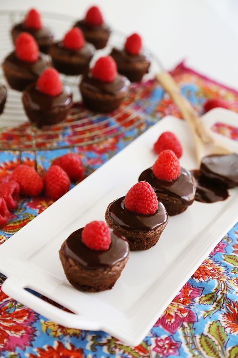 Easy Raspberry Ganache Brownie Bites Mini Brownie Bites, Raspberry Ganache, Raspberry Brownies, Dessert Oreo, Mini Brownies, Desserts Keto, Tiny Treats, Desserts Vegan, Brownie Bites