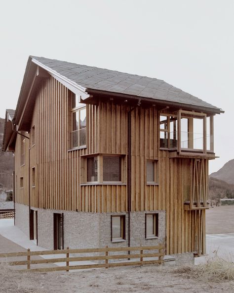 The Climber's Refuge reintreprets traditional Alpine chalet The Climber, Aosta Valley, Alpine Chalet, Timber Ceiling, Timber Panelling, Building Roof, Wood Cladding, Relaxation Room, Timber Cladding