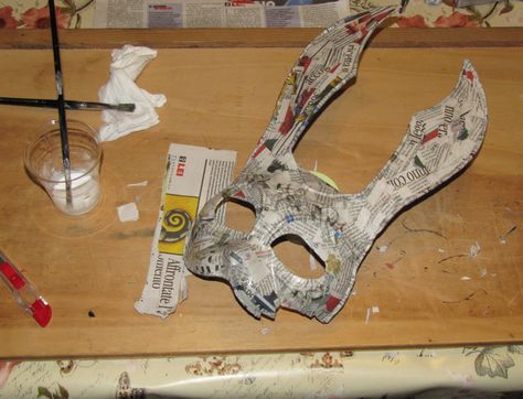 SoniaC - Cosplay & Costuming — Tutorial: Bunny Mask - BioShock Diy Halloween Masks, Cardboard Mask, Mascaras Halloween, Bunny Mask, Mask Tutorial, Paper Mache Crafts, Cool Masks, Cat Mask, Cosplay Diy