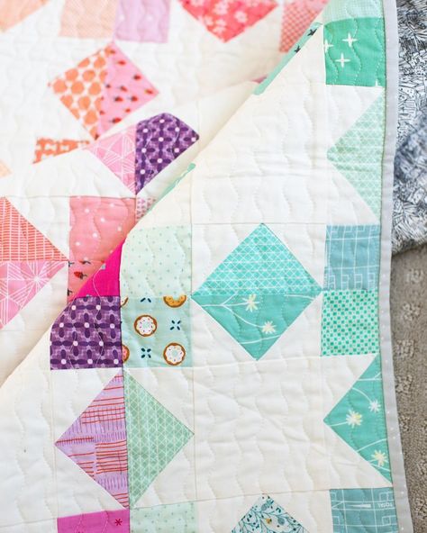 Star Fall is a quick and easy star quilt pattern from Emily at Quiltylove.com that is perfect for using up your scraps! This modern quilt design goes together quickly and easily. Pattern includes instructions for three size options. Colorful Quilts Patterns, Modern Baby Quilt Patterns, Fall Quilt Patterns, Solid Quilt, Modern Baby Quilt, Cozy Quilts, Quilting Room, Baby Quilt Patterns, Fall Quilts