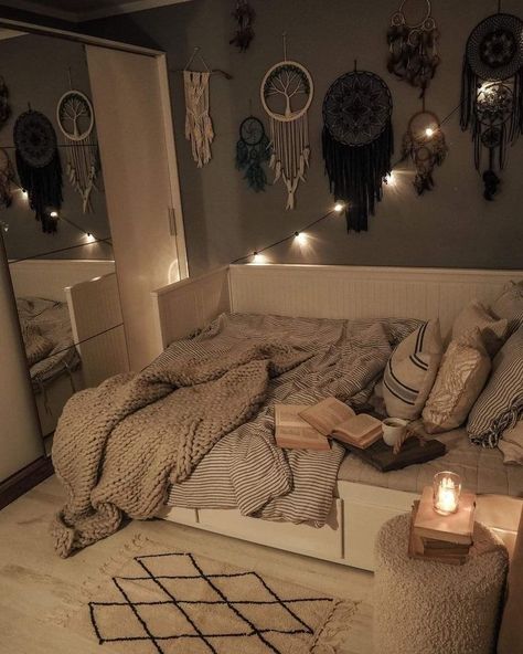 Simple Beautiful Bedrooms, Cozy Daybed Ideas, Brown And Cream Bedroom Ideas, Hemnes Bedroom Ideas, Daybed Room Ideas Aesthetic, Tiny Room Ideas Aesthetic, Bed Themes, Hemnes Daybed, Small Bedroom Inspirations