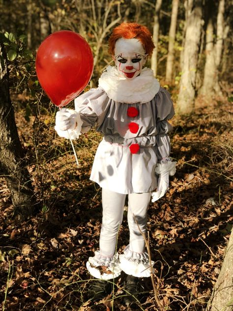 Halloween 2019: Easy No-Sew DIY Pennywise Costume For Kids Diy Pennywise Costume, Pennywise Outfit, Pennywise Costume For Kids, Diy Halloween Dress, Pennywise Halloween Costume, Halloween Dress Up Ideas, Pennywise Costume, Best Diy Halloween Costumes, Creative Halloween Costumes Diy