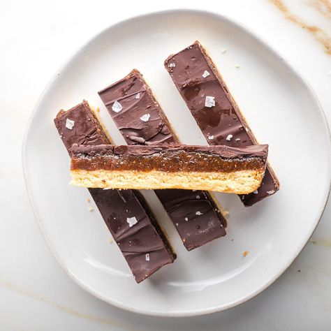 Healthier Homemade Twix Bars Gluten Free Twix, Homemade Twix Bars, Twix Chocolate, Chocolate Granola Bars, Vegan Chocolate Cookies, Twix Bars, Twix Bar, Easy Sweets, Passover Recipes