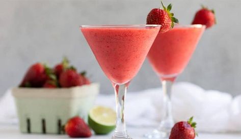 Virgin Drink Recipes, Strawberry Daiquiri Recipe, Virgin Cocktails, Virgin Drinks, Daiquiri Recipe, Alcohol Free Drinks, Drink Recipes Nonalcoholic, Summer Drink Recipes, Non Alcoholic Cocktails