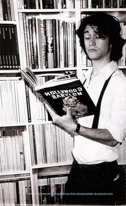 15 Hot Celebrity Guys Reading Books | Epic Reads Blog Celebrities Reading, Holding A Book, Man Reading, People Reading, Joseph Gordon, Joseph Gordon Levitt, Hottest Male Celebrities, Photographie Portrait Inspiration, Foto Vintage