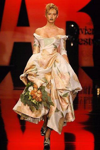 Andreas Kronthaler for Vivienne Westwood Spring 2006 Ready-to-Wear Collection Photos - Vogue Vivienne Westwood Met Gala, Vivienne Westwood Ball Gown, Vivirnnr Westwood, Vivienne Westwood Collection, Vivienne Westwood Fashion, Andreas Kronthaler, Rococo Fashion, English Fashion, Tokyo Street Fashion